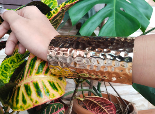 Lustra Cuff – Hammered Elegance