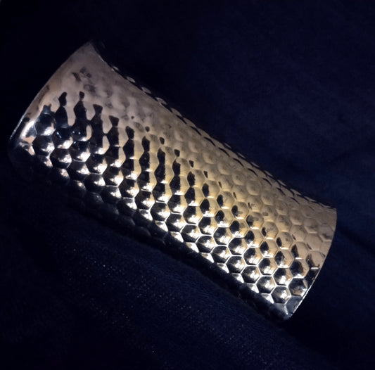 Lustra Cuff – Hammered Elegance